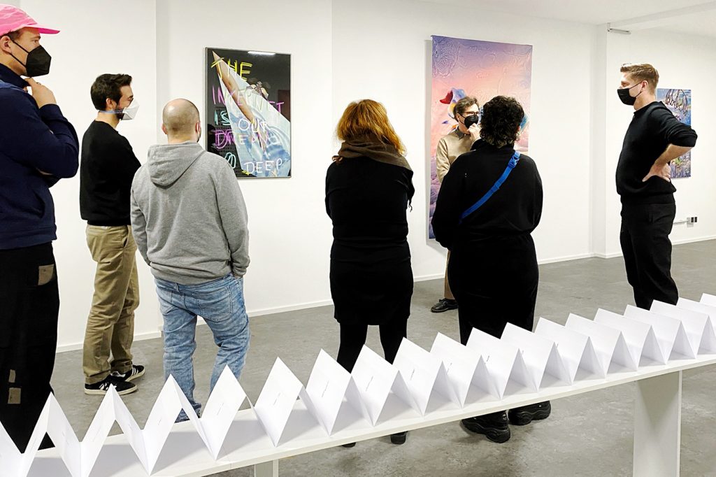 Achim Mohné besucht die Ausstellung mit seinen Masterstudenten