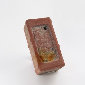 Kunstobjekt "Brick phone case (iphone 6)" von Sebastian Jung für "Die fast beste Ausstellung des Jahres" in der Galerie Wundersee in Düsseldorf